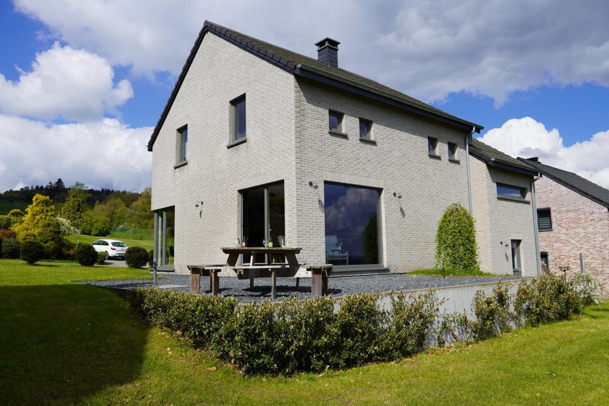 Petite perle en Haute Ardenne avec vue sur la vallée, cabine infra-rouge et bain balnéo Lierneux Extérieur photo